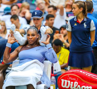 New York - 2 Eylül 2018: 23-zaman Grand Slam şampiyonu Serena Williams Billie Jean King Ulusal tenis merkezi 16 maç sırasında onun 2018 bize açık başında 