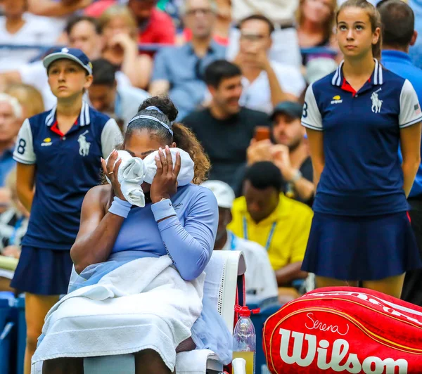 2018年9月2日 次大满贯冠军瑟琳娜威廉斯在行动期间在她2018美国公开赛16比赛在比利 琴王国家网球中心 — 图库照片