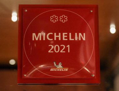 NEW YORK - 26 AUGust 2021: Manhattan şehir merkezindeki Two Star Michelin ve Relais & Chateaux ödüllü Gabriel Kreuther restoranında iki yıldızlı Michelin Rehberi plaketi.