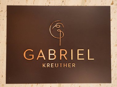 NEW YORK - 26 AĞUSTOS 2021: Manhattan şehir merkezinde iki yıldız Michelin ve Relais & Chateaux ödüllü Gabriel Kreuther restoran tabelası. 