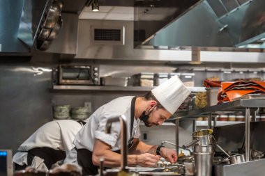 YENİ YORK - 26 AĞUSTOS 2021: Midtown Manhattan 'daki Gabriel Kreuther restoranının mutfağında. İki Yıldız Michelin ve Relais & Chateaux ödüllü restoran