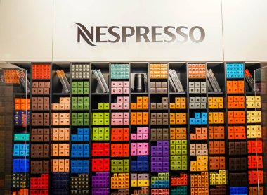 NEW YORK - 2 Mayıs 2021: New York 'taki Nespresso mağazasında kahve kapsüllerinin çeşitliliği. Nespresso, İsviçre 'nin Lozan şehrinde bulunan Nestle Grubu' nun operasyon birimidir. 
