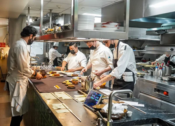 2021年8月26日 在曼哈顿中城Gabriel Kreuther餐厅的厨房里 它是双星米其林和Relais Chateaux获奖餐厅 — 图库照片