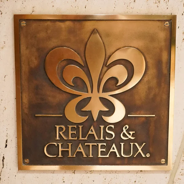 2021年8月26日 Relais Chateaux在曼哈顿中城的双星米其林餐厅和Relais Chateaux餐厅的标志 — 图库照片
