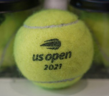 NEW YORK - 9 Ağustos 2021: ABD Açık Wilson tenis topu Billie Jean King Ulusal Tenis Merkezi, New York. Wilson 1979 'dan beri Amerika Açık' ın resmi balosudur.