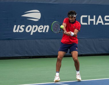 NEW YORK - 9 Eylül 2021 ABD Açık Erkekler Tekler Şampiyonu Daniel Rincon, New York 'taki Billie Jean King Ulusal Tenis Merkezi' nde oynanan çeyrek final maçında 