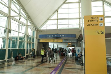DENVER, COLORADO - 12 AĞUSTOS 2021: Colorado 'daki Denver Uluslararası Havaalanı' nda