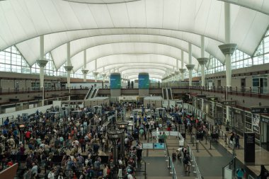 DENVER, COLORADO - 12 AĞUSTOS 2021: Denver Uluslararası Havaalanı, Colorado