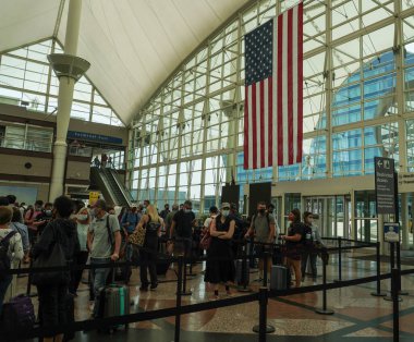 DENVER, COLORADO - 12 AĞUSTOS 2021: Denver Uluslararası Havaalanı, Colorado