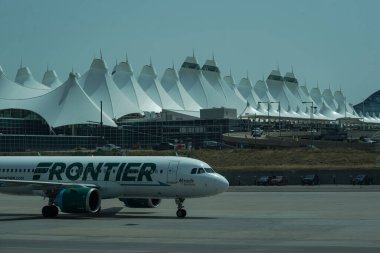 DENVER, COLORADO - 12 AĞUSTOS 2021: Denver Uluslararası Havaalanı 'ndaki Frontier Airlines uçağı. Frontier Airlines, merkezi Denver, Colorado 'da bulunan ultra düşük maliyetli bir uçak gemisi.