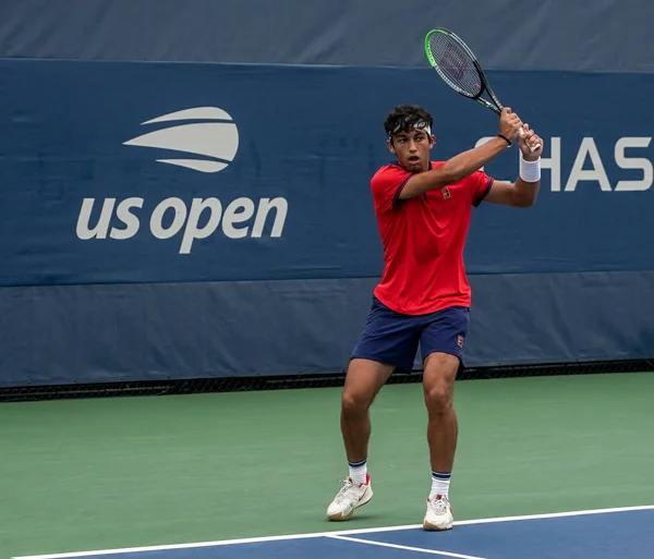 NEW YORK - 9 Eylül 2021 ABD Açık Erkekler Tekler Şampiyonu Daniel Rincon, New York 'taki Billie Jean King Ulusal Tenis Merkezi' nde oynanan çeyrek final maçında 