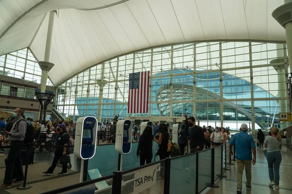 Denver Colorado August 2021 Tsa Linjer Vid Denver International Airport — Stockfoto