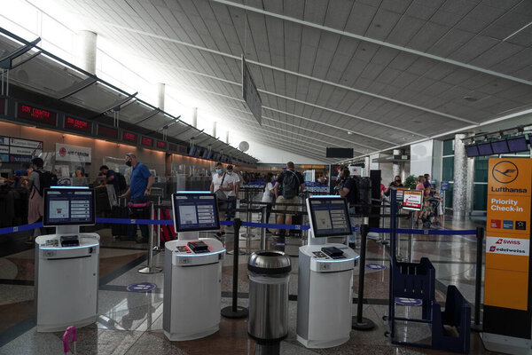 DENVER, COLORADO - AUGUST 12, 2021: Билетные кассы в международном аэропорту Денвера, Колорадо