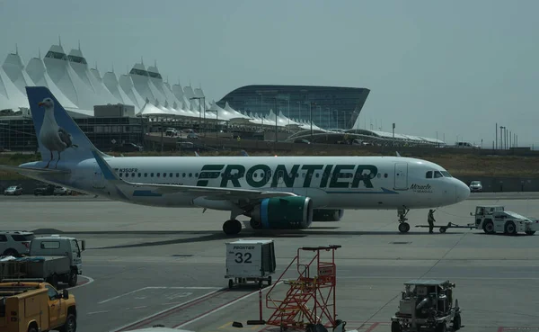 Denver Colorado Sierpnia 2021 Samolot Frontier Airlines Pasie Startowym Międzynarodowym — Zdjęcie stockowe