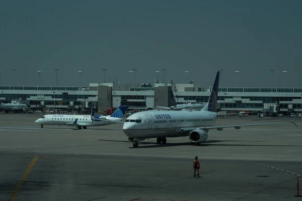 Denver Colorado Sierpnia 2021 Samolot United Airlines Pasie Startowym Międzynarodowym — Zdjęcie stockowe