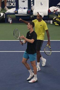 NEW YORK - 9 Eylül 2021: ABD Açık Erkekler Çiftler Şampiyonu Rajeev Ram (ABD) ve Joe Salisbury (GBR), New York 'taki Billie Jean King Ulusal Tenis Merkezi' nde yarı final zaferini kutladılar 