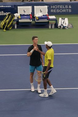 NEW YORK - 9 Eylül 2021: ABD Açık Erkekler Çiftler Şampiyonu Rajeev Ram (ABD) ve Joe Salisbury (GBR), New York 'taki Billie Jean King Ulusal Tenis Merkezi' nde yarı final zaferini kutladılar 