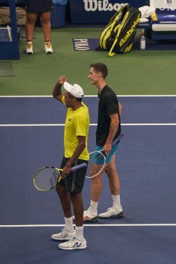 NEW YORK - 9 Eylül 2021: ABD Açık Erkekler Çiftler Şampiyonu Rajeev Ram (ABD) ve Joe Salisbury (GBR), New York 'taki Billie Jean King Ulusal Tenis Merkezi' nde yarı final zaferini kutladılar 