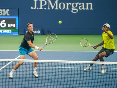 NEW YORK - 9 Eylül 2021: ABD Açık Erkekler Çiftler Şampiyonu Rajeev Ram (ABD) ve Joe Salisbury (GBR), New York 'taki Billie Jean King Ulusal Tenis Merkezi' nde oynanan yarı final karşılaşmasında 