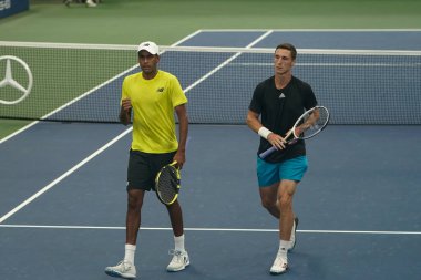 NEW YORK - 9 Eylül 2021: ABD Açık Erkekler Çiftler Şampiyonu Rajeev Ram (ABD) ve Joe Salisbury (GBR), New York 'taki Billie Jean King Ulusal Tenis Merkezi' nde oynanan yarı final karşılaşmasında 