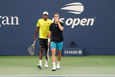 NEW YORK - 9 Eylül 2021: ABD Açık Erkekler Çiftler Şampiyonu Rajeev Ram (ABD) ve Joe Salisbury (GBR), New York 'taki Billie Jean King Ulusal Tenis Merkezi' nde oynanan yarı final karşılaşmasında 