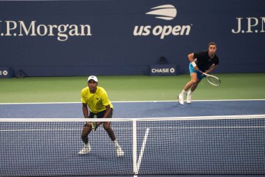 NEW YORK - 9 Eylül 2021: ABD Açık Erkekler Çiftler Şampiyonu Rajeev Ram (ABD) ve Joe Salisbury (GBR), New York 'taki Billie Jean King Ulusal Tenis Merkezi' nde oynanan yarı final karşılaşmasında 
