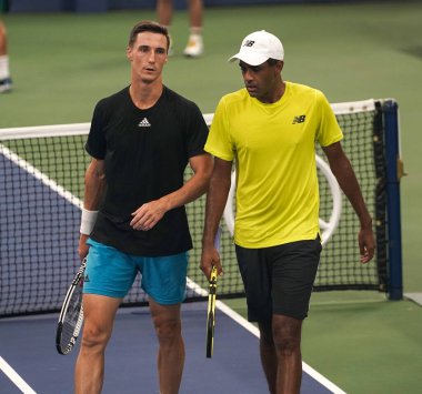 NEW YORK - 9 Eylül 2021: ABD Açık Erkekler Çiftler Şampiyonu Rajeev Ram (ABD) ve Joe Salisbury (GBR), New York 'taki Billie Jean King Ulusal Tenis Merkezi' nde oynanan yarı final karşılaşmasında 