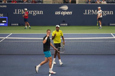 NEW YORK - 9 Eylül 2021: ABD Açık Erkekler Çiftler Şampiyonu Rajeev Ram (ABD) ve Joe Salisbury (GBR), New York 'taki Billie Jean King Ulusal Tenis Merkezi' nde oynanan yarı final karşılaşmasında 