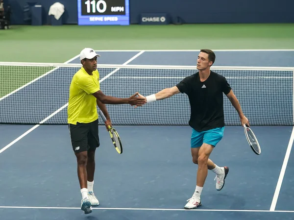 NEW YORK - 9 Eylül 2021: ABD Açık Erkekler Çiftler Şampiyonu Rajeev Ram (ABD) ve Joe Salisbury (GBR), New York 'taki Billie Jean King Ulusal Tenis Merkezi' nde oynanan yarı final karşılaşmasında 