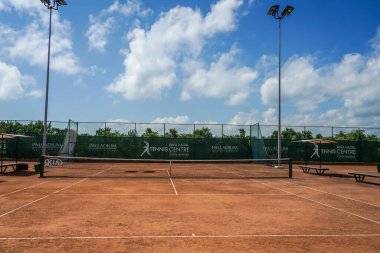 ISLA MUJERES, MEXICO - 19 Eylül 2021: Rafa Nadal Tenis Merkezi, Costa Mujeres, Meksika. Mallorca, İspanya 'daki Rafa Nadal Akademisi' nden esinlenerek Grand Palladium Costa Mujeres Resort 'ta kurulmuştur.