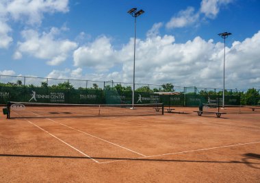 ISLA MUJERES, MEXICO - 19 Eylül 2021: Rafa Nadal Tenis Merkezi, Costa Mujeres, Meksika. Mallorca, İspanya 'daki Rafa Nadal Akademisi' nden esinlenerek Grand Palladium Costa Mujeres Resort 'ta kurulmuştur.