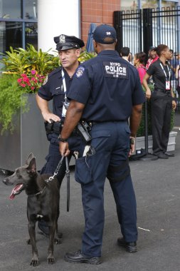Belçika çoban k-9 sam bizim sırasında Ulusal Tenis Merkezi güvenlik sağlamak ve New York transit büro k-9 polis memurları 2014 açın