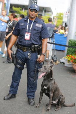 Belçika çoban k-9 sam bizim sırasında Ulusal Tenis Merkezi güvenlik sağlamak ve New York transit büro k-9 polis memuru 2014 açın