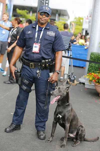 Oficina de tránsito de la policía de Nueva York K-9 oficial de policía y pastor belga K-9 Sam proporcionando seguridad en el Centro Nacional de Tenis durante el Abierto de EE.UU. 2014 —  Fotos de Stock