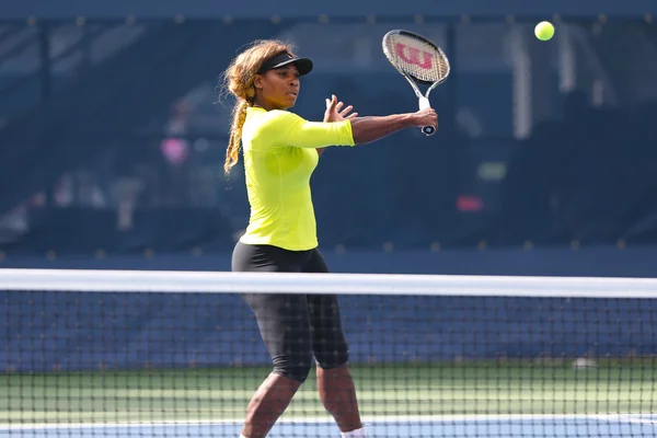 Diciassette volte campione del Grande Slam Serena Williams pratica per US Open 2014 al Billie Jean King National Tennis Center — Foto Stock