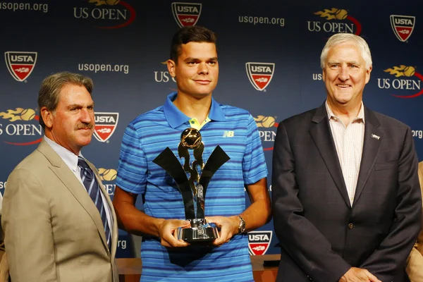 Professionele tennis speler milos raonic tijdens 2014 Emiraten luchtvaartmaatschappij ons open serie trofee presentatie op billie jean king national tennis center — Stockfoto