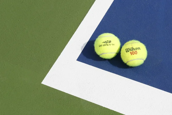 Pelotas de tenis Wilson en pista de tenis en el Arthur Ashe Stadium — Foto de Stock