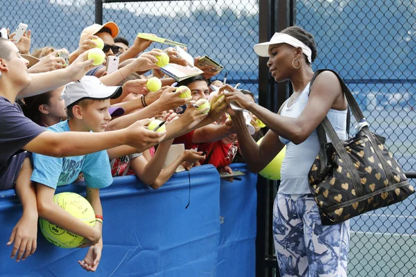 Nueve veces campeón del Grand Slam Venus Williams firmando autógrafos después de la práctica para el US Open 2014 — Foto de Stock