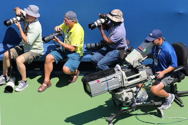 Профессиональные фотографы и телеоператор на US Open 2014 в Национальном теннисном центре Билли Джин Кинг — стоковое фото