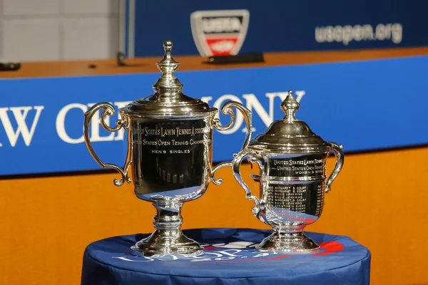 US Open Men and Women singles trophies presented at the 2014 US Open Draw Ceremony — Stock Photo, Image