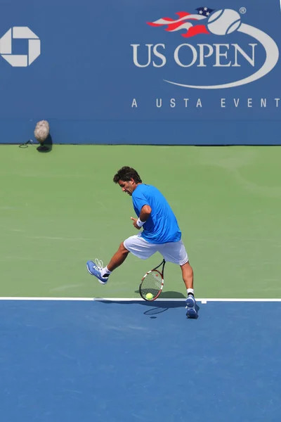 Professionell tennis spelare massimo gonzales med tweener under andra omgången match mot oss öppna 2014 — Stockfoto