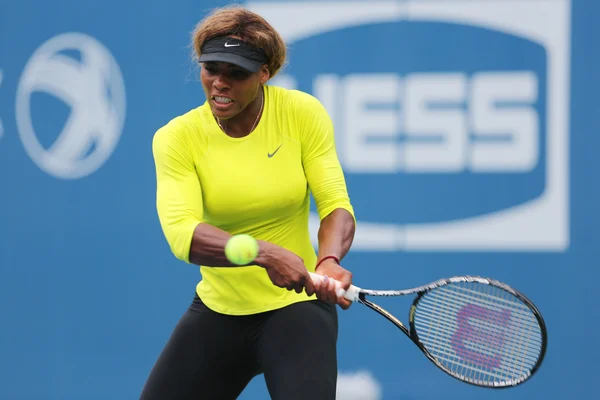 Diecisiete veces campeona del Grand Slam Serena Williams practica para el Abierto de EEUU 2014 en el Billie Jean King National Tennis Center —  Fotos de Stock