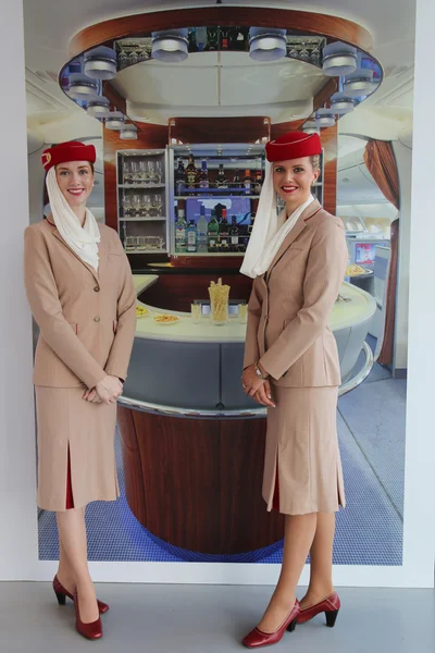 Assistentes de voo da Emirates Airlines no estande da Emirates Airlines no Billie Jean King National Tennis Center durante o US Open 2014 — Fotografia de Stock