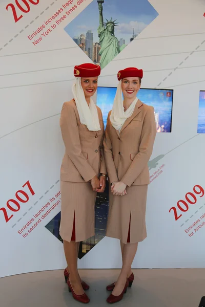 Assistentes de voo da Emirates Airlines no estande da Emirates Airlines no Billie Jean King National Tennis Center durante o US Open 2014 — Fotografia de Stock