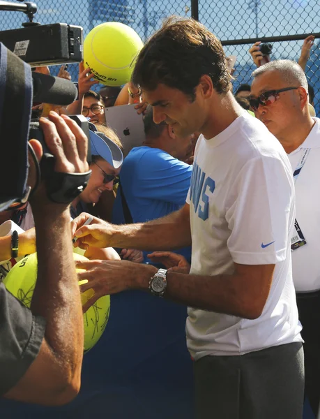 Siedemnaście razy grand slam mistrz roger federer podpisania autografy po praktyce dla nas otwarte 2014 — Zdjęcie stockowe