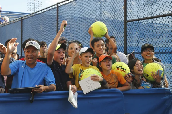 Tennisfans wachten voor handtekeningen bij billie jean king national tennis center — Stockfoto