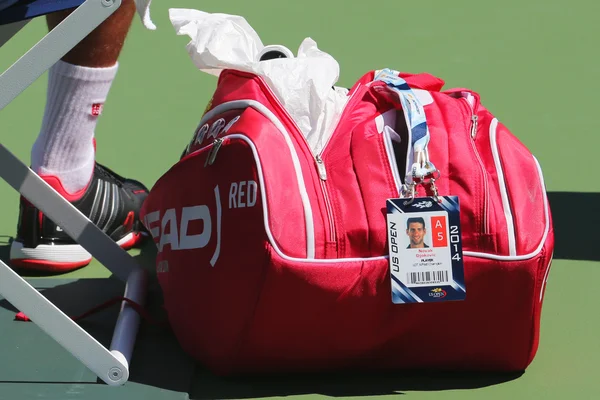 六次大满贯冠军诺瓦克 · 德约科维奇自定义头的网球袋在我们打开截止 2014 年，比利 · 吉恩 · 金国家网球中心 — 图库照片