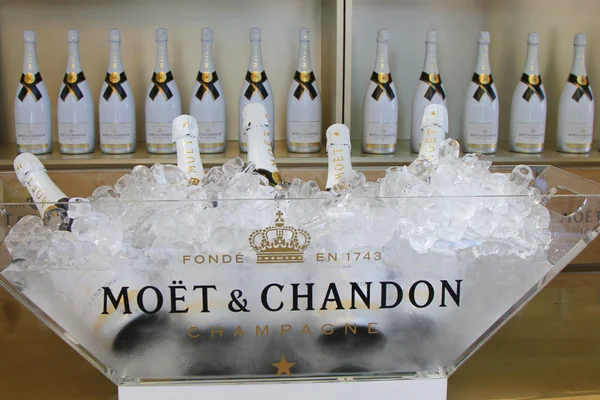 Moet chandon şampanya Ulusal Tenis merkezi sırasında bize sunulan 2014 açıp — Stok fotoğraf