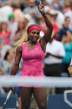 Grand slam şampiyonu serena williams bize Üçüncü Tur maçında açtıktan sonra 2014 zafer kutluyor