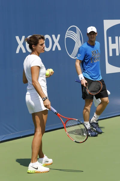 El campeón del Grand Slam Andy Murray practica con su entrenador Amelie Mauresmo para el US Open 2014 — Foto de Stock